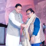मुख्यमंत्री पुष्कर सिंह धामी ने अभिनेता राकेश बेदी को सम्मानित करते हुए अमर उजाला के विशेषांक का लोकार्पण किया।
