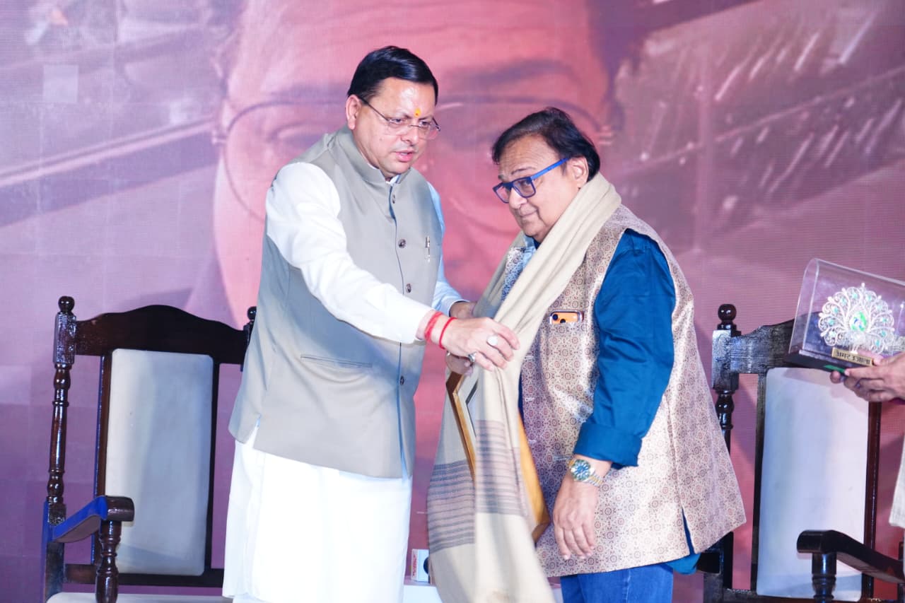 मुख्यमंत्री पुष्कर सिंह धामी ने अभिनेता राकेश बेदी को सम्मानित करते हुए अमर उजाला के विशेषांक का लोकार्पण किया।