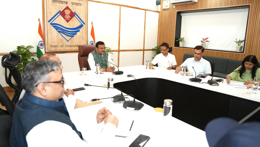 मुख्य सचिव आनन्द बर्द्धन ने जिलाधिकारियों के साथ वीडियोकॉन्फ़्रेंसिंग के माध्यम से विभिन्न बिंदुओं पर चर्चा कर महत्त्वपूर्ण दिशा निर्देश दिए।