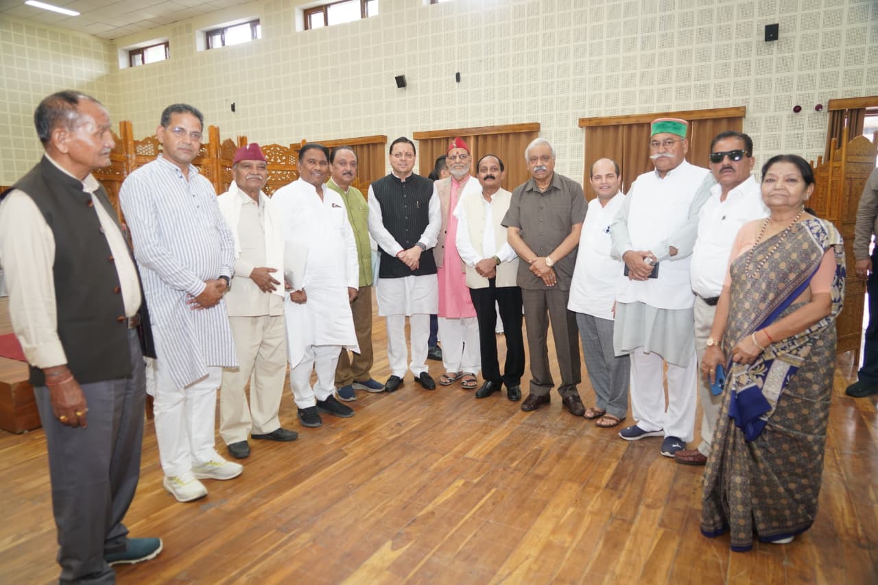 मुख्यमंत्री पुष्कर सिंह धामी से पूर्व विधायकों ने की शिष्टाचार भेंट, सर्वाधिक कार्यकाल के लिए दी बधाई
