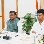 मुख्य सचिव आनन्द बर्द्धन ने उत्तराखण्ड दौरे पर आए नीति आयोग के सदस्य डॉ. एम. श्रीनिवास एवं उनकी टीम का पुष्प गुच्छ देकर किया स्वागत।
