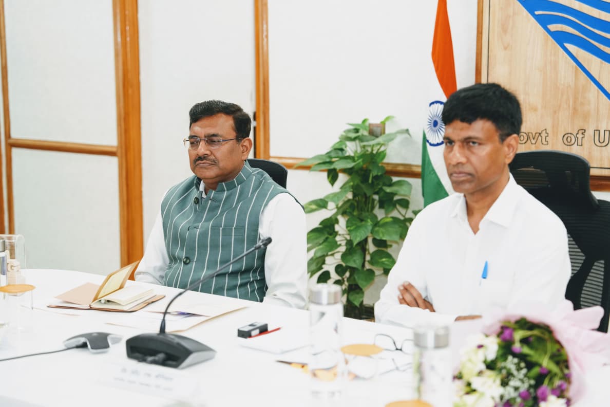 मुख्य सचिव आनन्द बर्द्धन ने उत्तराखण्ड दौरे पर आए नीति आयोग के सदस्य डॉ. एम. श्रीनिवास एवं उनकी टीम का पुष्प गुच्छ देकर किया स्वागत।
