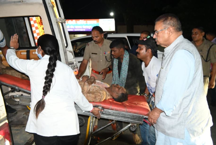 गढ़ी कैंट में मलबा गिरने से दो श्रमिक दबे, कैबिनेट मंत्री गणेश जोशी ने कराया रेस्क्यू