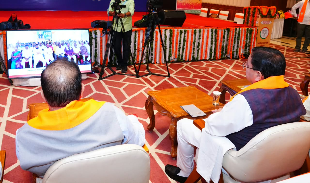 CM धामी ने देहरादून में सुना ‘मन की बात’ का 137वां संस्करण, बोले- राष्ट्र निर्माण में सक्रिय भागीदारी के लिए प्रेरित करता है कार्यक्रम