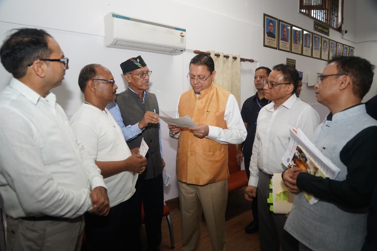 मुख्यमंत्री पुष्कर सिंह धामी से विभिन्न कर्मचारी संगठनों के प्रतिनिधिमंडलों ने की भेंट,