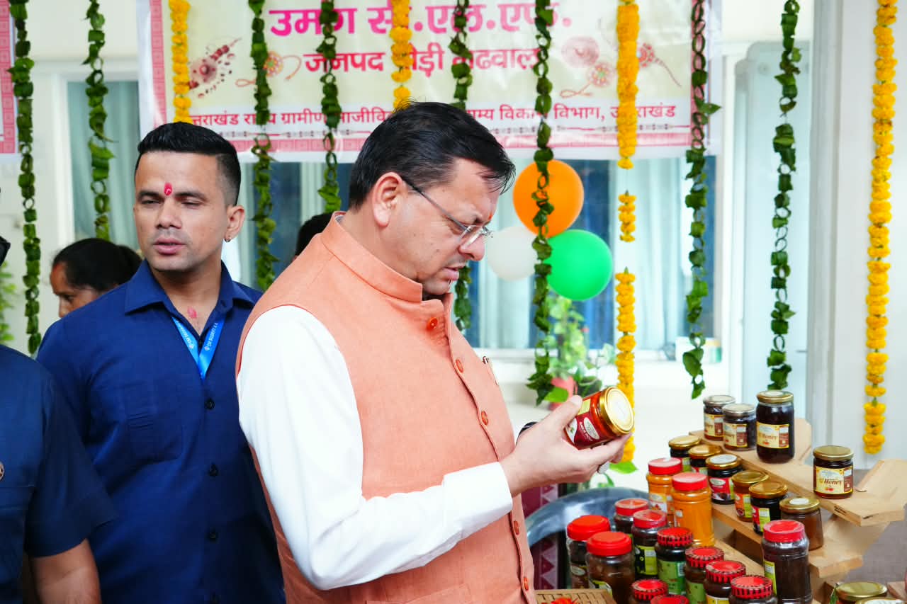 मुख्यमंत्री ने सशक्त बहना उत्सव के अंतर्गत स्वयं सहायता समूहों के स्टालों से खरीदे स्थानीय उत्पाद