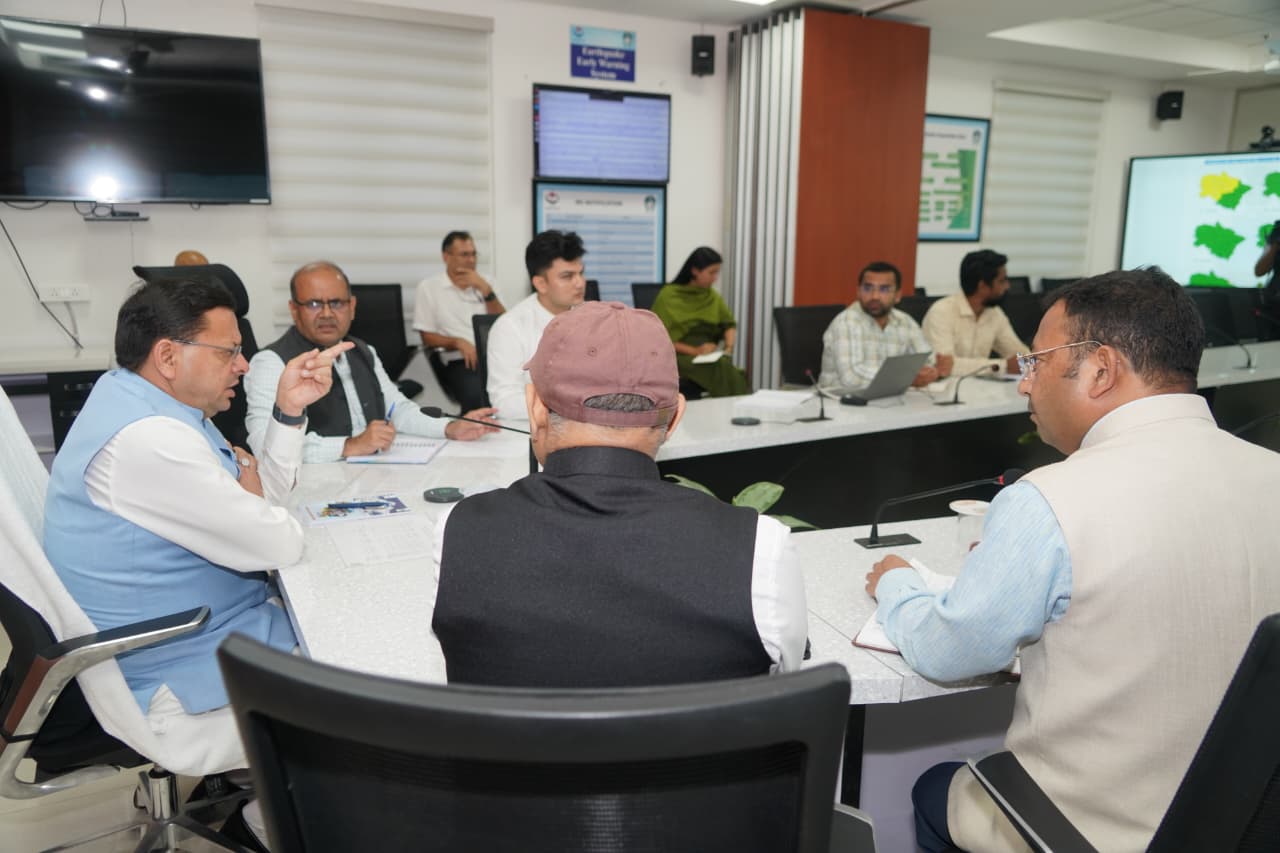 दिल्ली  से लौटते ही सीधे राज्य आपातकालीन परिचालन केंद्र पहुंचे सीएम धामी