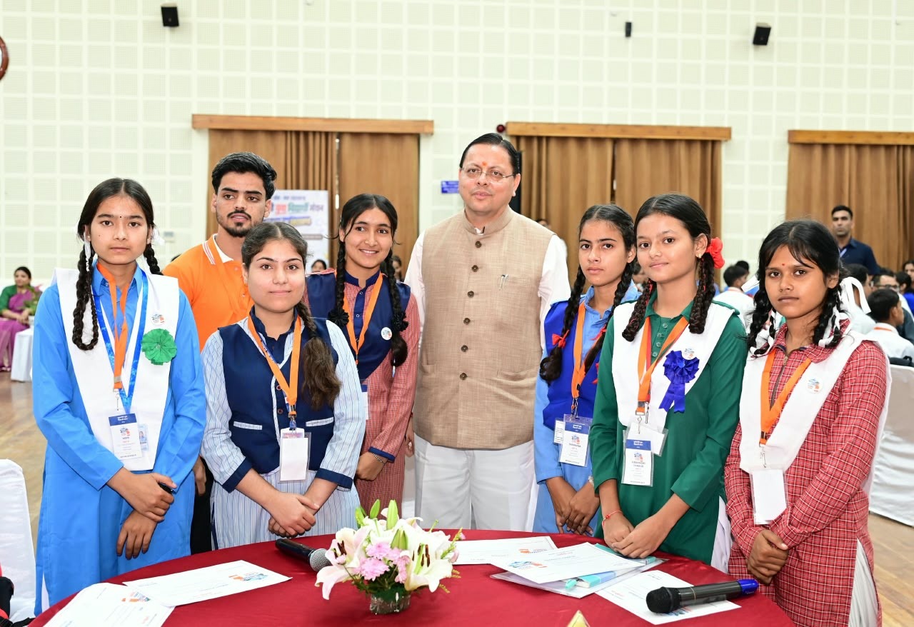 मुख्यमंत्री युवा विद्यार्थी मंथन कार्यक्रम में 140 चयनित छात्र-छात्राओं से मुख्यमंत्री धामी ने किया संवाद