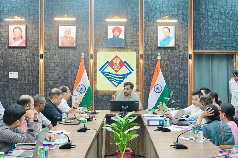 स्वास्थ्य सेवाओं में लापरवाही पर जिलाधिकारी सख्त  :  एएनएम निलंबित, मातृ एवं शिशु मृत्यु दर घटाने के लिए टास्क फोर्स के निर्देश